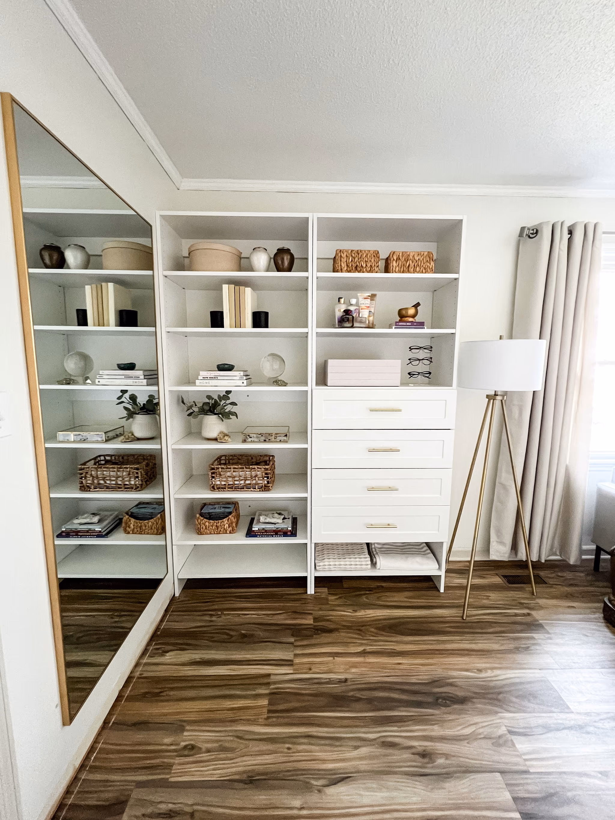 Reach-In Closet 4